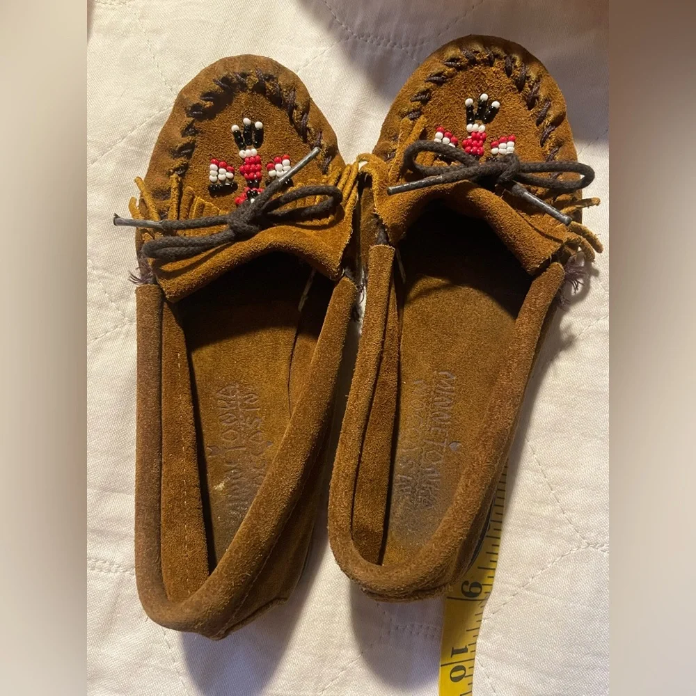 Minnetonka Size 4 Kid's Leather Moccasin Shoes Beaded Eagle / Totem Rubber Soles